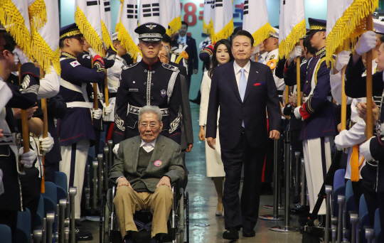 윤석열 대통령과 김건희 여사가 15일 서울 서대문구 이화여대 대강당에서 열린 제78주년 광복절 경축식에 오성규, 김영관 애국지사와 함께 입장하고 있다. 대통령실통신사진기자단=연합뉴스